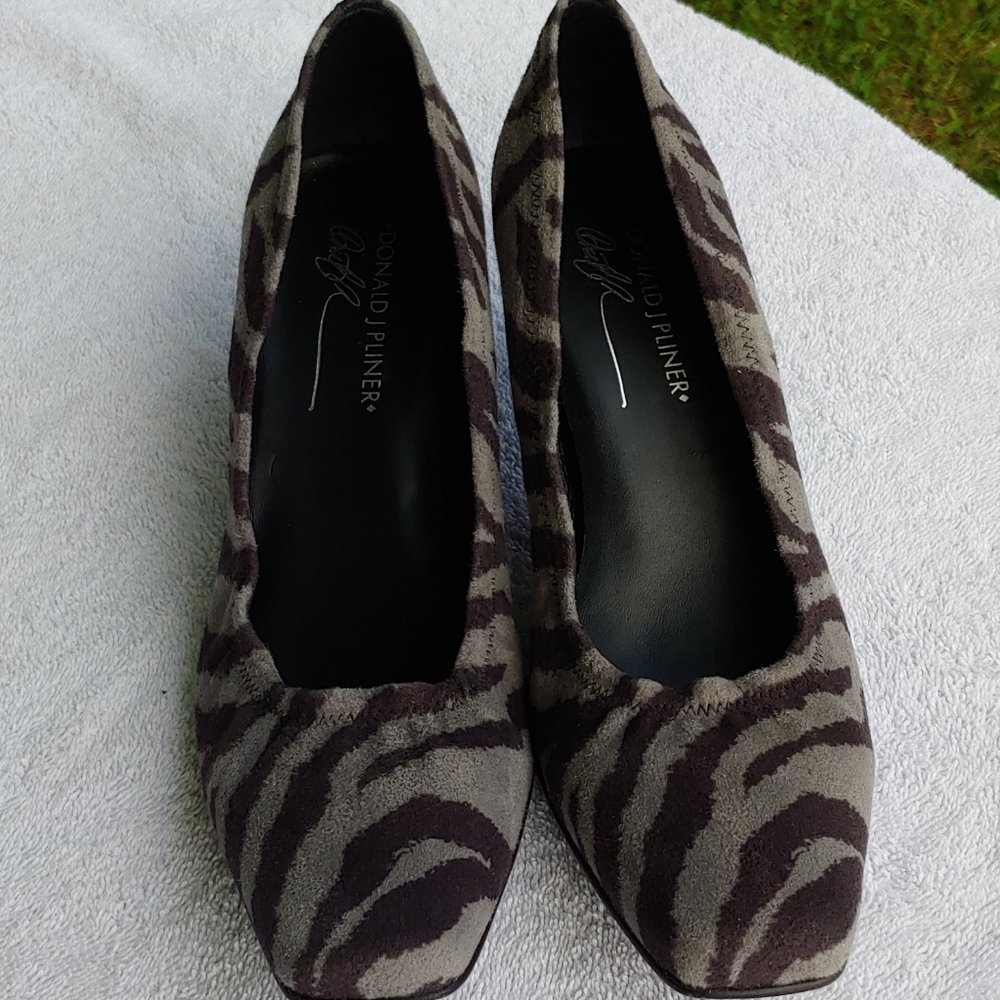 Donald J. Pliner ladies size 8 cat heels